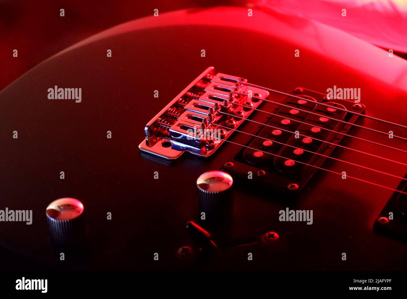 Elektrische Gitarre und rote Lichter Stockfoto