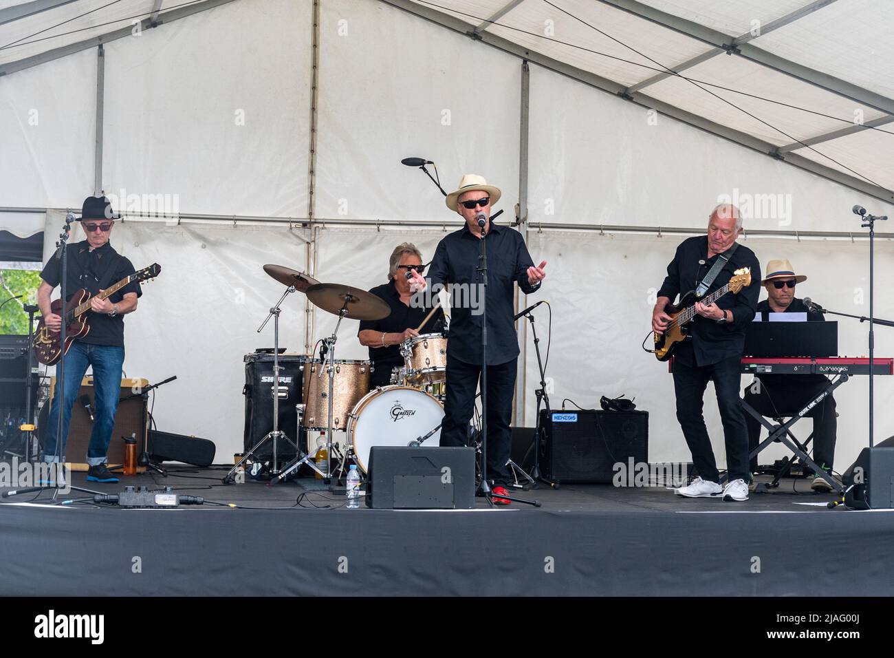 Die Rockin Rogers, eine klassische Rockband, tritt auf der Bühne bei einem Event in Farnborough, Hampshire, England, Großbritannien, auf Stockfoto