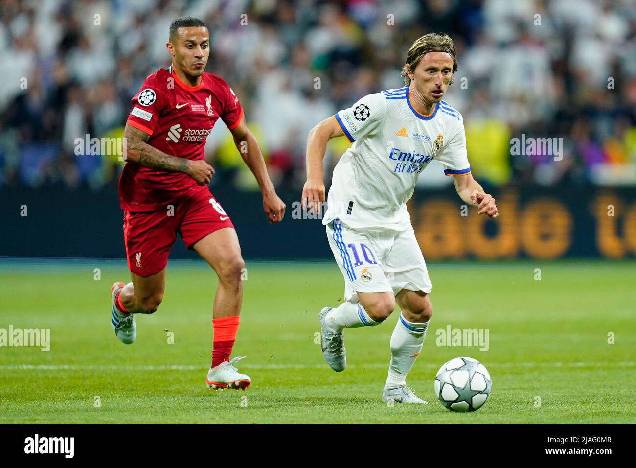 Luka Modric von Real Madrid und Thiago Alcantara vom FC Liverpool während des UEFA Champions League Finales zwischen dem FC Liverpool und Real Madrid spielten am 28. Mai 2022 im Stade de France in Paris, Frankreich. (Foto / Magma) (Foto von pressinphoto/Sipa USA) Stockfoto