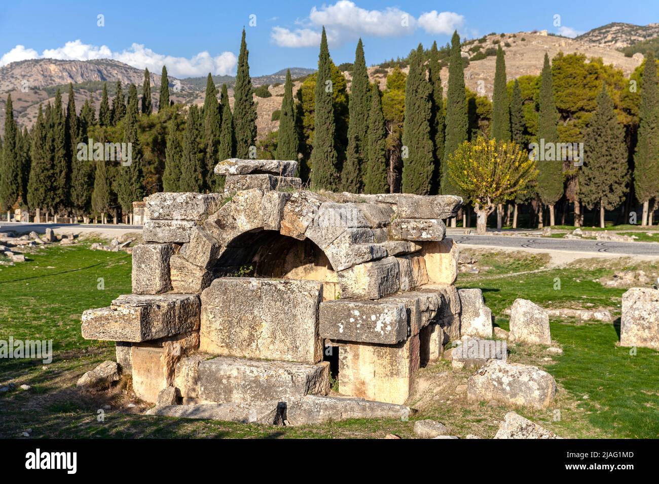 Ruinen der Nekropole in der antiken Stadt Hierapolis, Pamukkale, Denizli, Türkiye Stockfoto