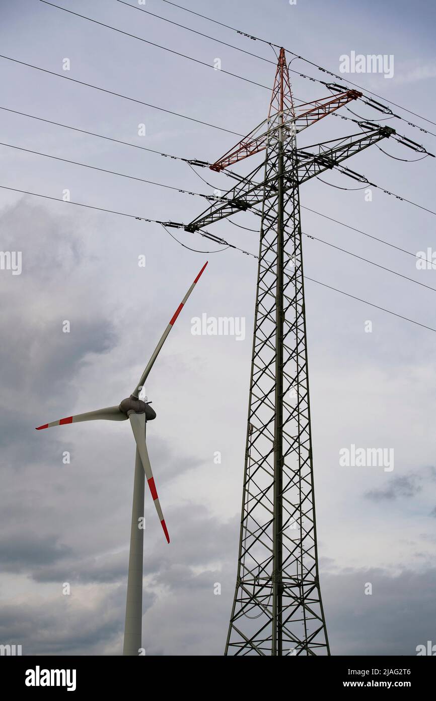 Garzweiler, Deutschland. 26.. Mai 2022. Windturbinen und eine Hochspannungsleitung, Garzweiler Tagebau-Braunkohle, am 05/26/2022 Â Quelle: dpa/Alamy Live News Stockfoto