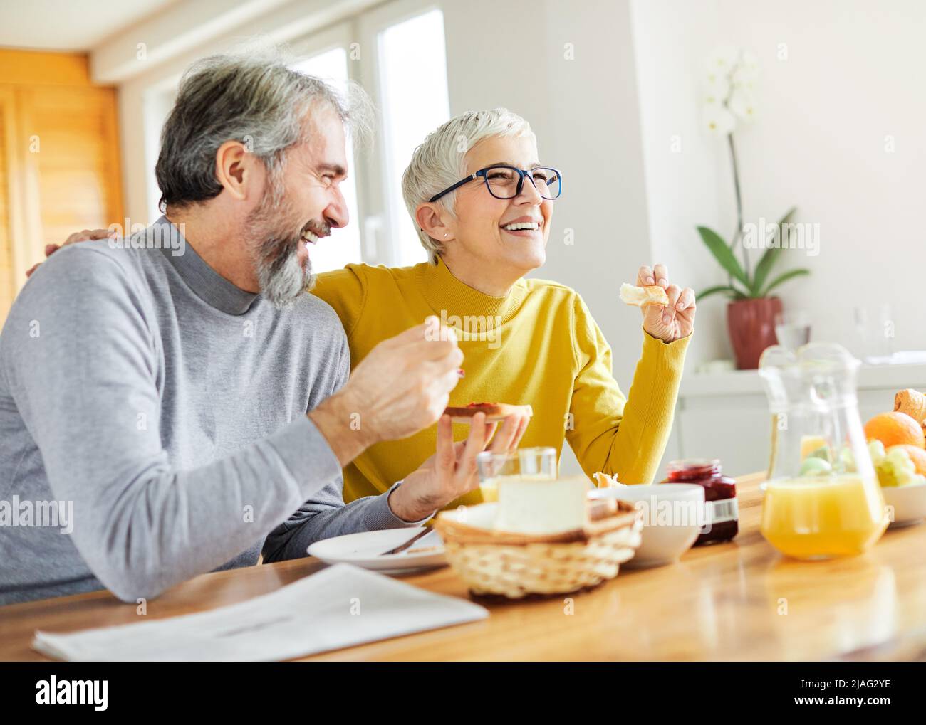 Senior paar Frühstück Heim Essen Lifestyle Essen Tisch Heim Mann Frau zusammen Mann Frau Familie Stockfoto