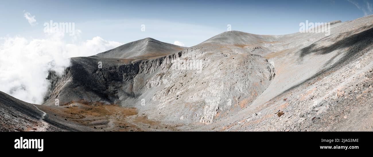 Fernansicht der Enipeas-Schlucht auf dem Olymp, dem höchsten Berg Griechenlands und Heimat der antiken griechischen Götter Stockfoto