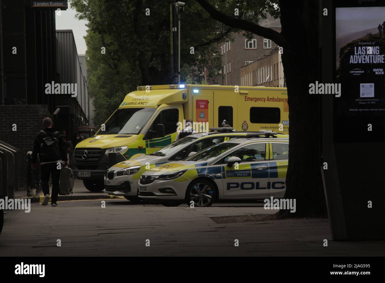 London Ambulance Service & Metropolitan Police an einem Tatort vor der Euston Busstation Stockfoto