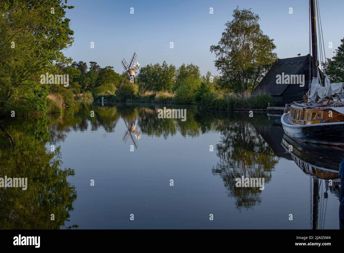 Norfolk Broads Norfolk England Mai 2022 die Flussante am How Hill auf den Norfolk Broards. Boardmans Drainage Mill at How Hill on the River Ant in the Stockfoto