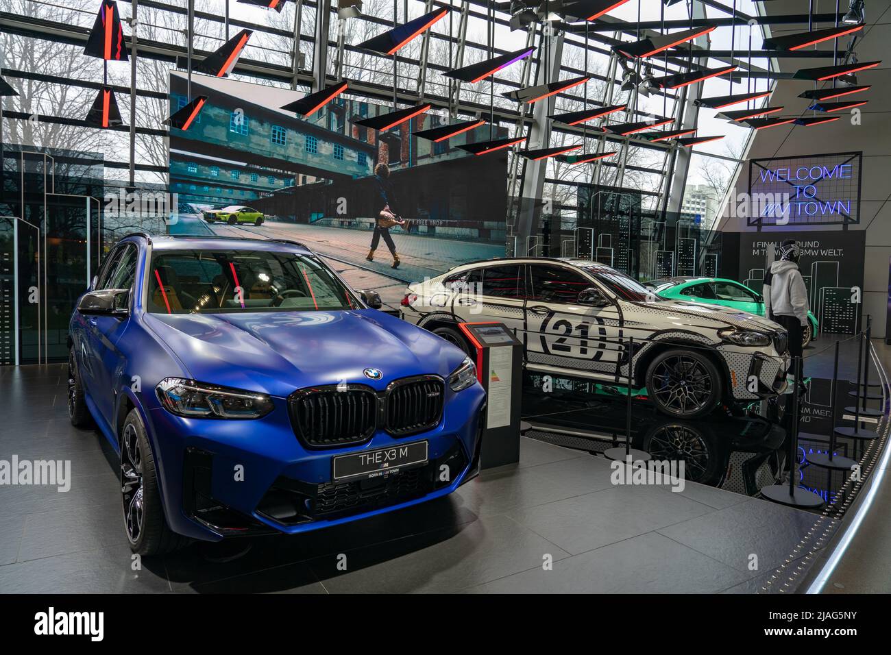 München, Deutschland - 04.08.2022: BMW World Munich Showroom mit Autos und moderner Architektur Stockfoto
