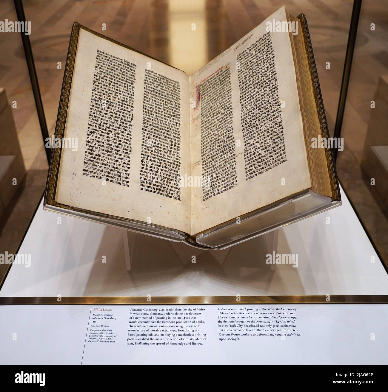 Eine Gutenberg-Bibel aus dem Jahr 1445 in der Sammlung der New York Public Library, die in der Hauptniederlassung auf der 5. Avenue in der 42. Street in der ausgestellt ist Stockfoto