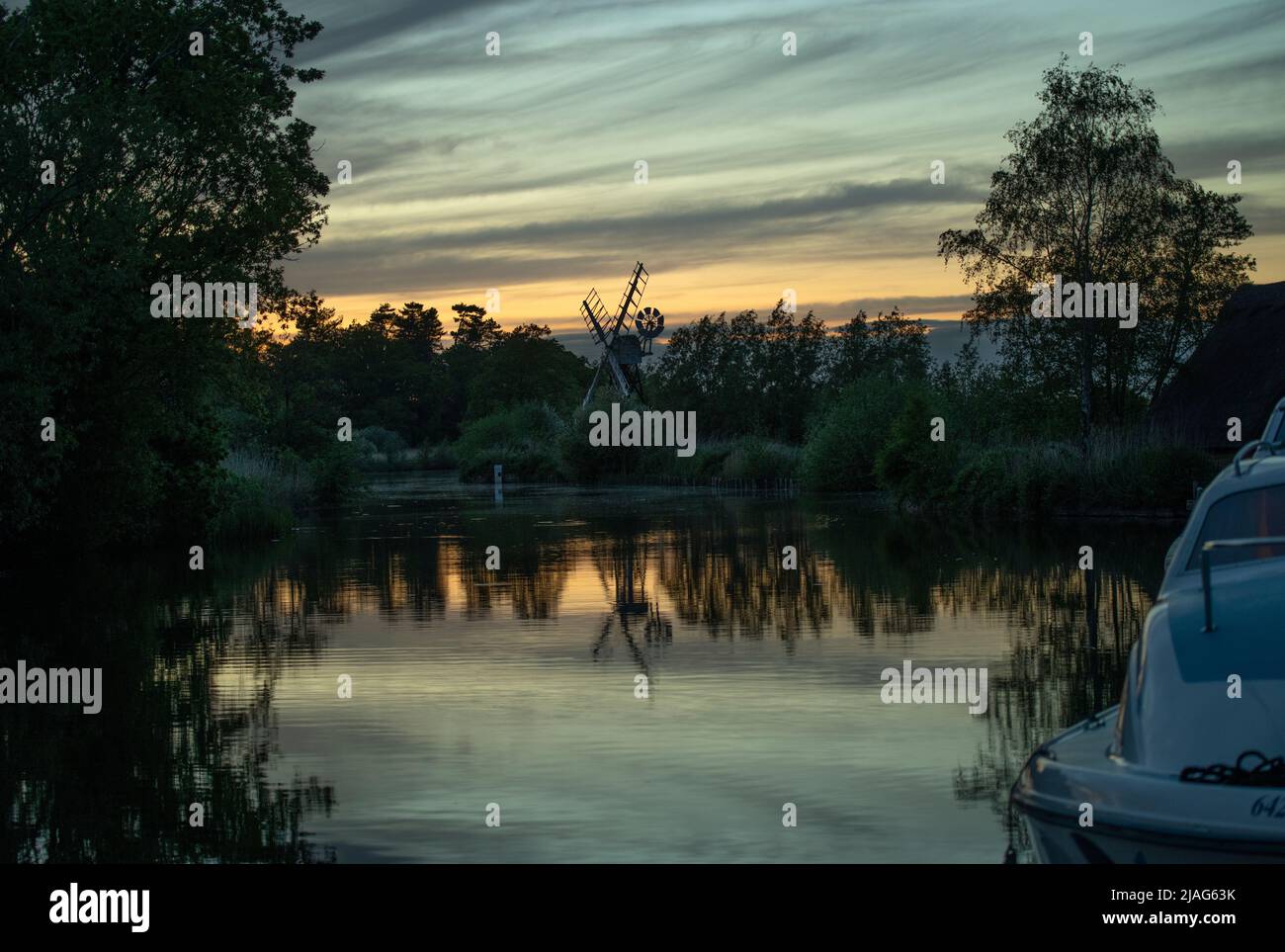 Norfolk Broads Norfolk England Mai 2022 die Flussante am How Hill auf den Norfolk Broards. Boardmans Drainage Mill in Dawn. The Broads (bekannt für Marke Stockfoto