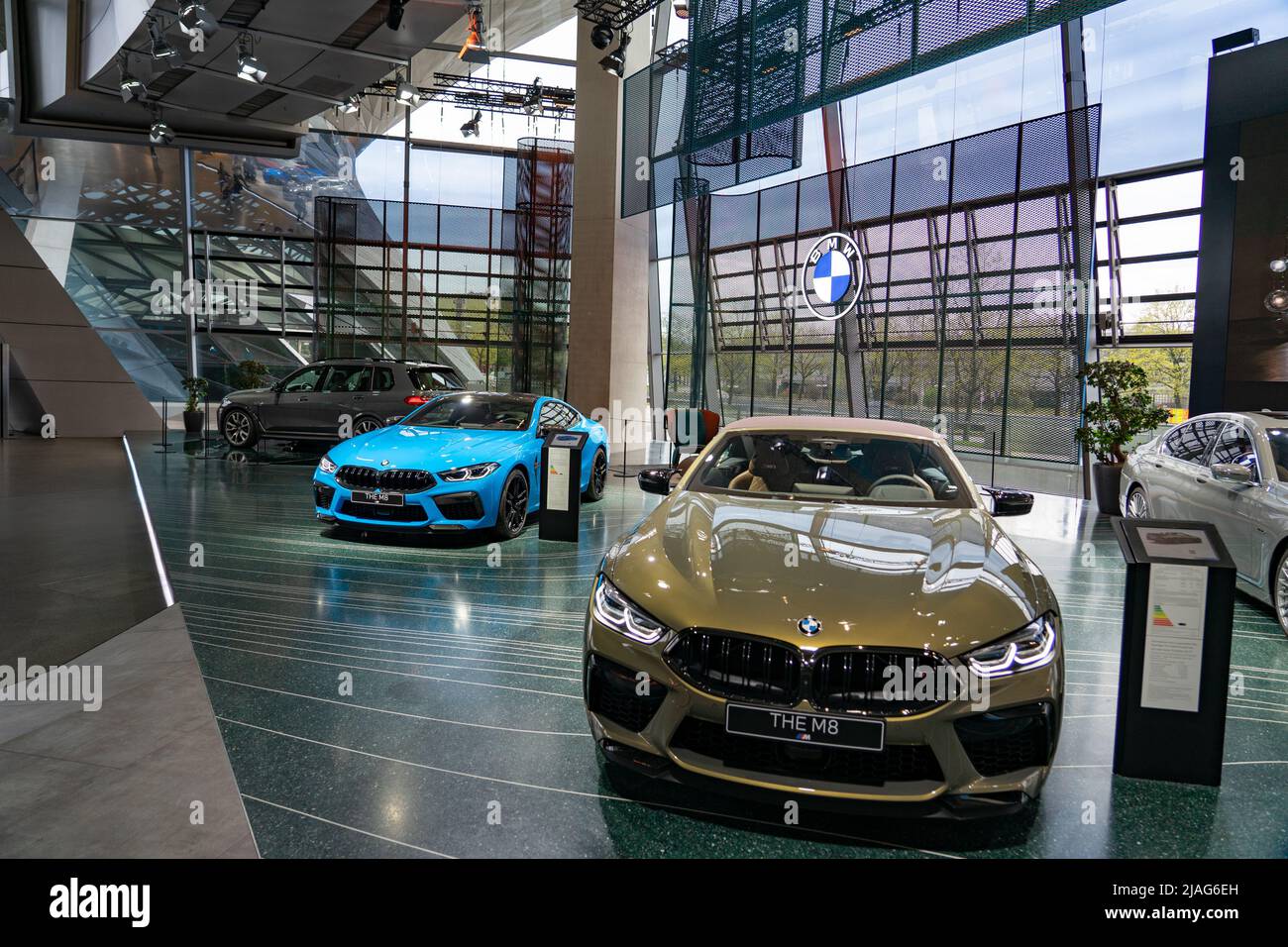München, Deutschland - 04.08.2022: BMW World Munich Showroom mit Autos und moderner Architektur Stockfoto