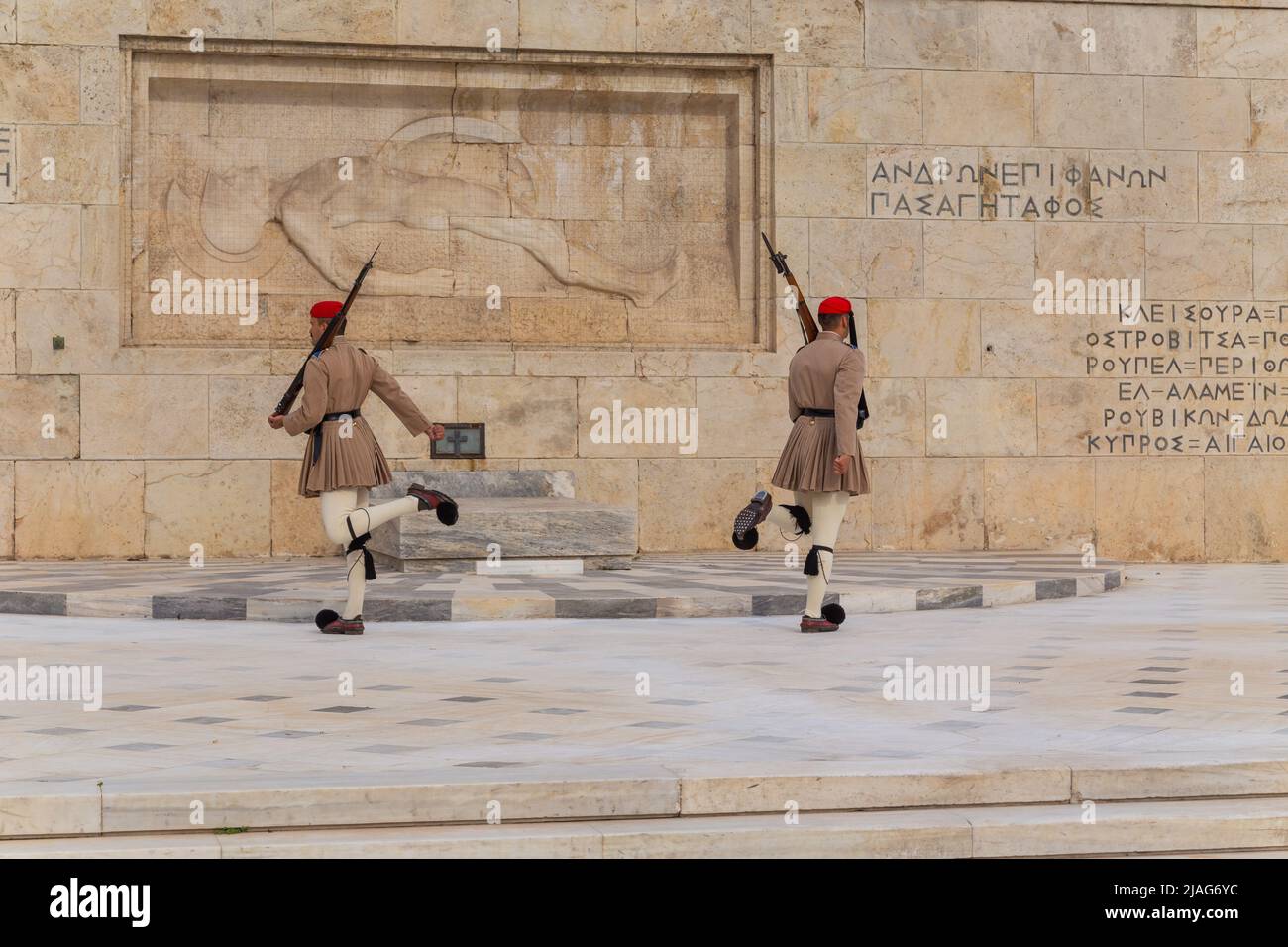 ATHEN, GRIECHENLAND - 06 2022. MAI: Zeremonielle Aufseher des Präsidenten - Evzones am Grab des unbekannten Soldaten vor dem griechischen Parlament, Athen, Gr Stockfoto