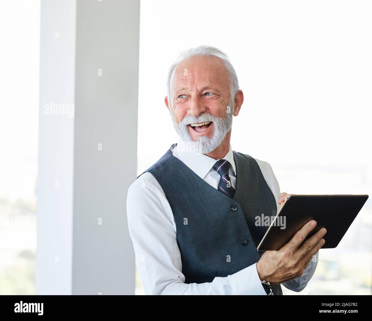 Senior Geschäftsmann Tablet Büro Arbeit Business Computer lässig reif grau Haar reif älterer Mann Porträt Stockfoto