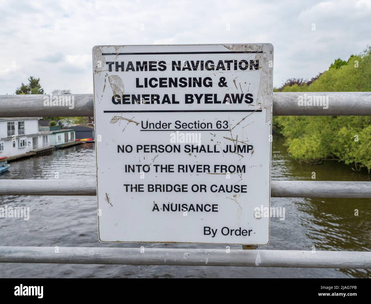 Schild „No Person shall spring in the River“ auf der Brücke zu Tagg's Island, Richmond upon Thames, einer Insel an der Themse, London, Großbritannien. Stockfoto
