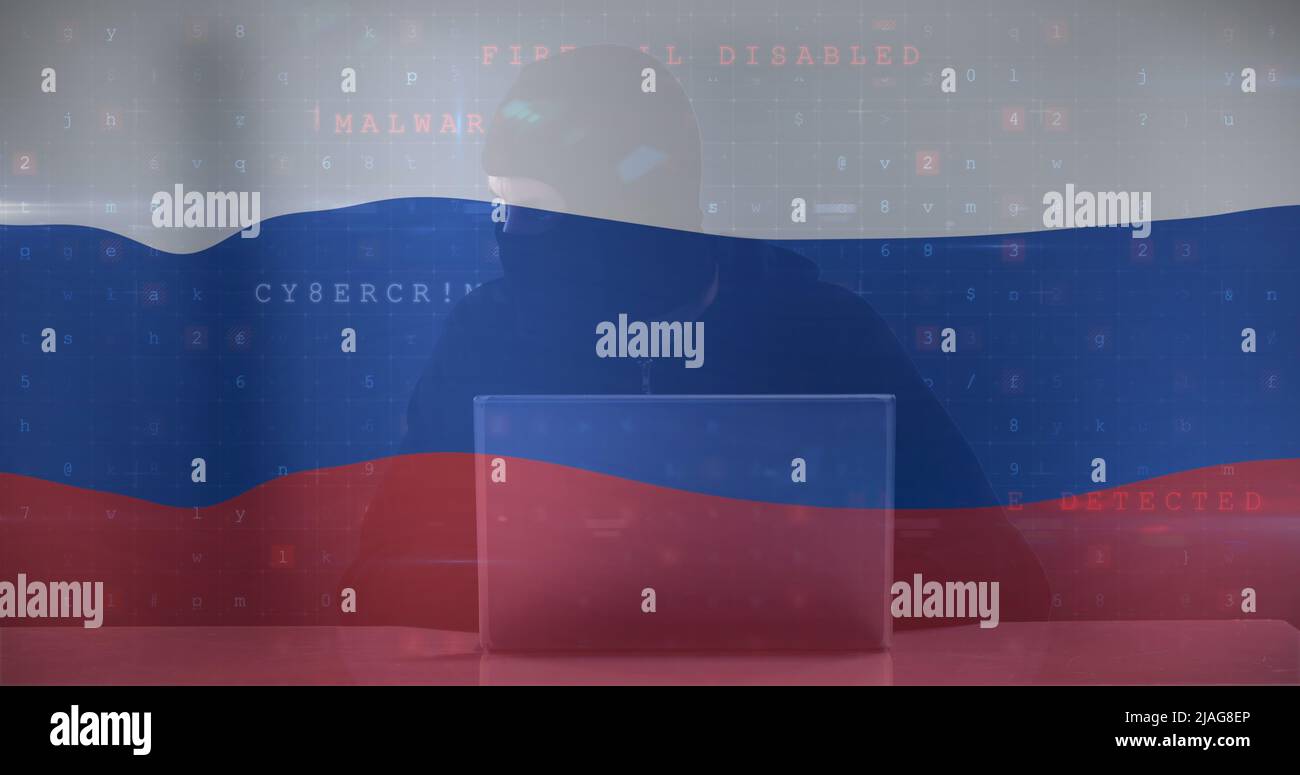 Bild des kaukasischen männlichen Hackers über der Flagge Russlands Stockfoto