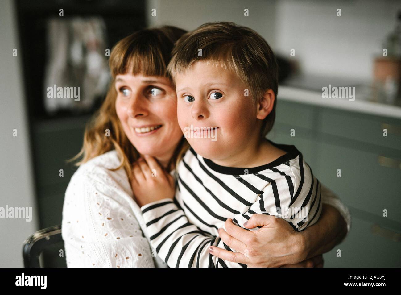 Porträt eines Jungen mit Down-Syndrom und Mutter zu Hause Stockfoto