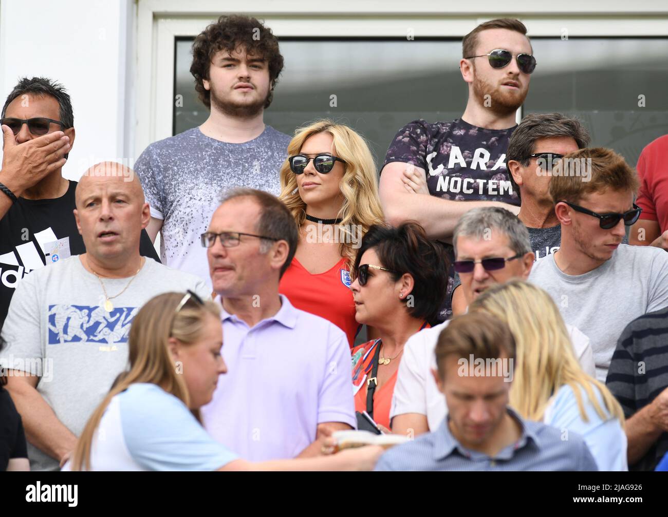 Stock Bild von Kimberly Crew, Ehefrau von Joe Hart aus England beim Stade Bollaert-Delelis in Lens, Frankreich, während der EM 2016 der Gruppe B in England am 16.. Juni 2016 gegen Wales. Stockfoto