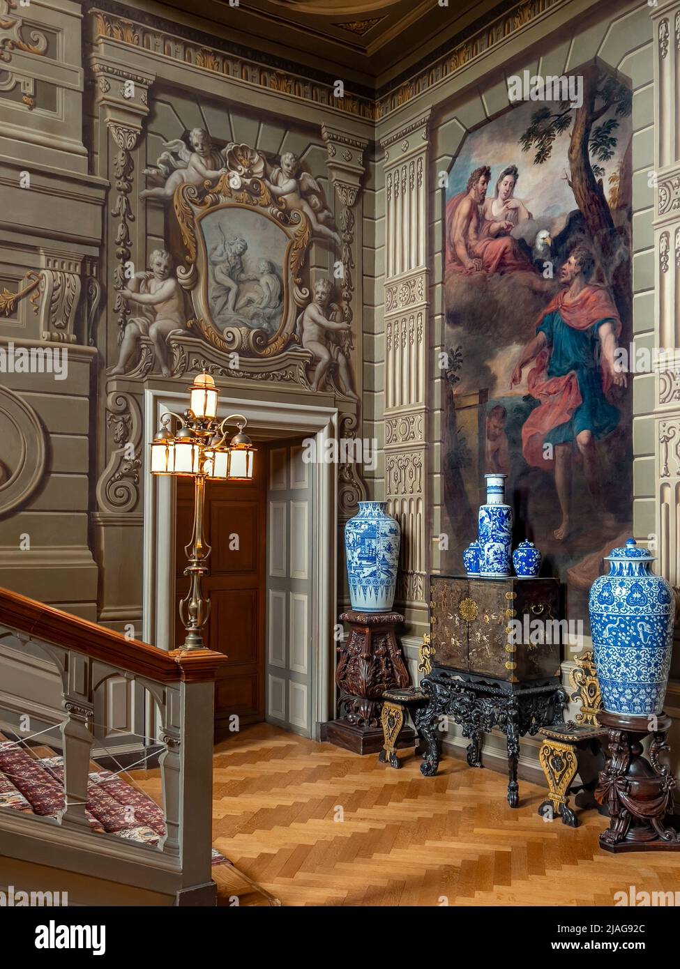 Das Gebiet am Fuße des Grand Starcase im Petworth House in West Sussex, Großbritannien. Petworth ist ein Ende des 17.. Jahrhunderts denkmalgeschütztes Land Stockfoto Das Gebiet am Fuße des Grand Starcase im Petworth House in West Sussex, Großbritannien. Petworth ist ein Ende des 17.. Jahrhunderts denkmalgeschütztes Land Stockfoto