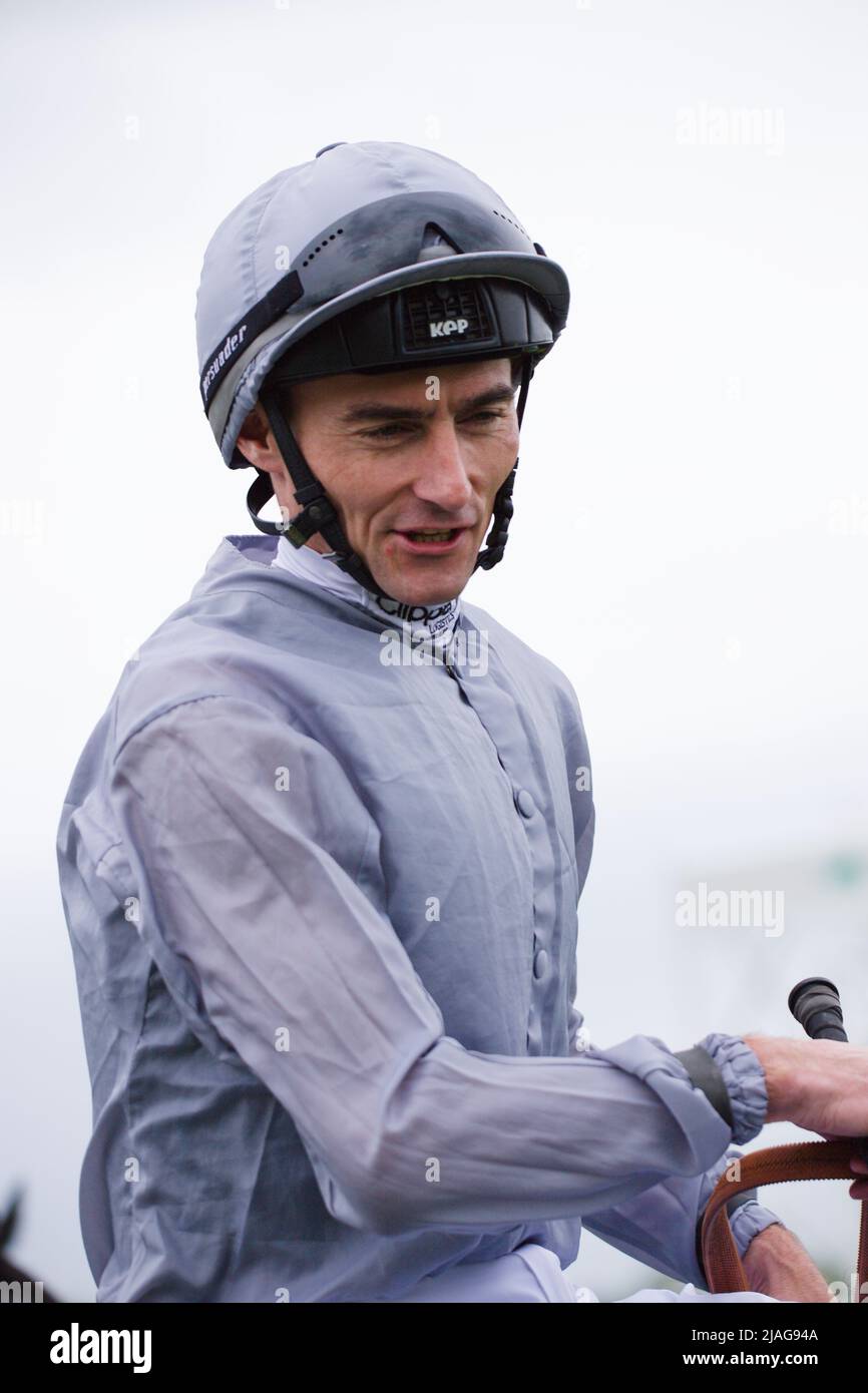 Jockey Daniel Tudhope auf Love Interest bei York Races. Stockfoto