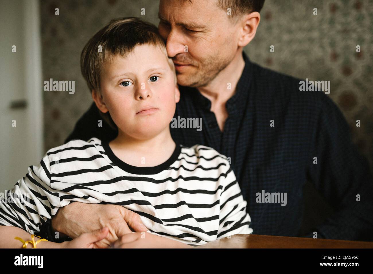 Porträt eines Jungen mit Down-Syndrom und Vater zu Hause Stockfoto