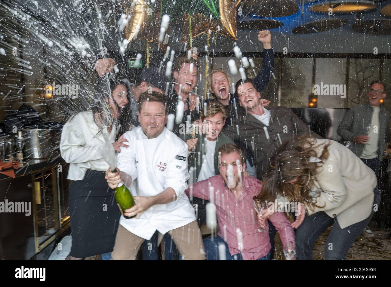 2022-05-30 14:19:34 AMSTERDAM - Küchenchef Bas van Kranen vom Restaurant Flore (ehemals Bord'Eau) eröffnet den Champagner in seiner eigenen Küche. Das Restaurant des Hotel De L'Europe wurde von Grund auf mit zwei Michelin-Sternen ausgezeichnet. ANP EVERT ELZINGA niederlande Out - belgien Out Stockfoto