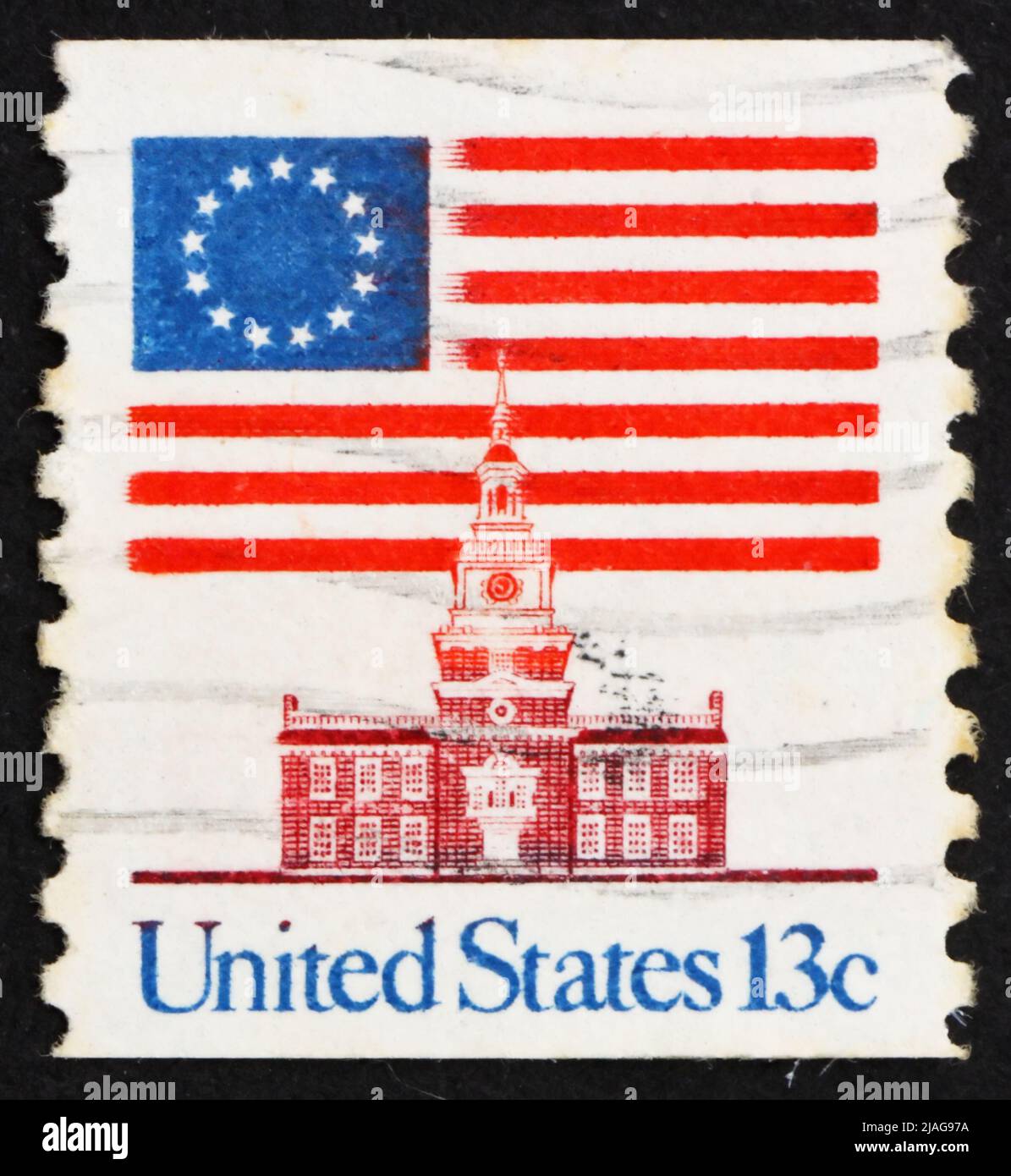 VEREINIGTE STAATEN von AMERIKA - UM 1975: Eine in den USA gedruckte Marke zeigt die 13-Sterne-Flagge und die Independence Hall, um 1975 Stockfoto