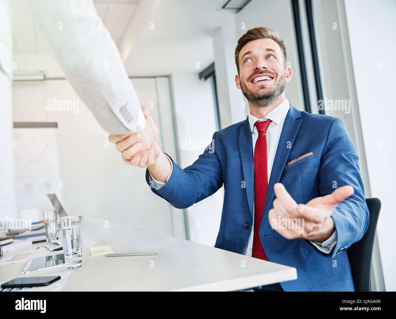 Business Mann Büro Arbeit Hand schütteln Meeting Vereinbarung bieten Handschlag Begrüßung Einführung Büro Stockfoto