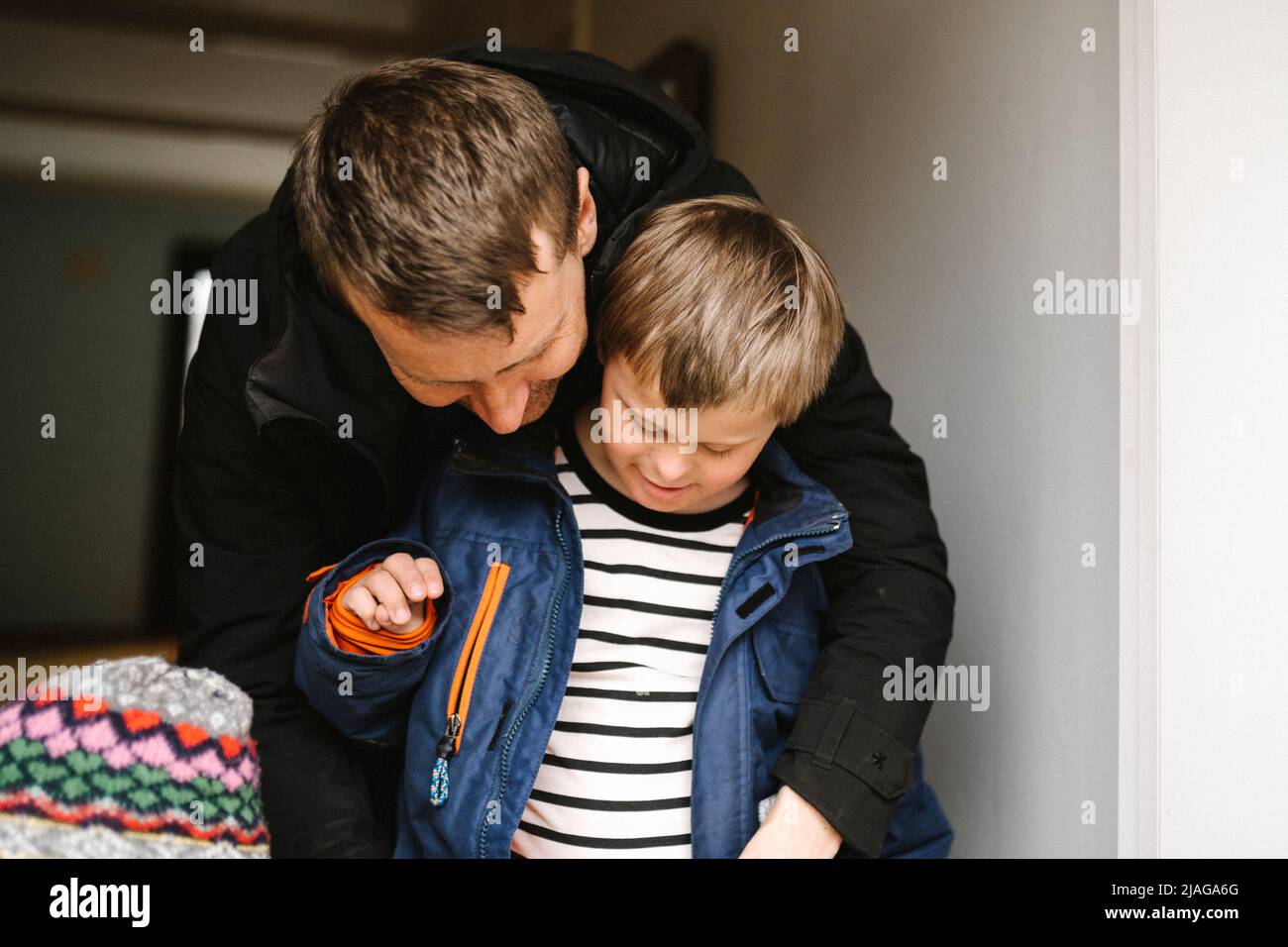 Vater und Sohn in warmer Kleidung zu Hause Stockfoto
