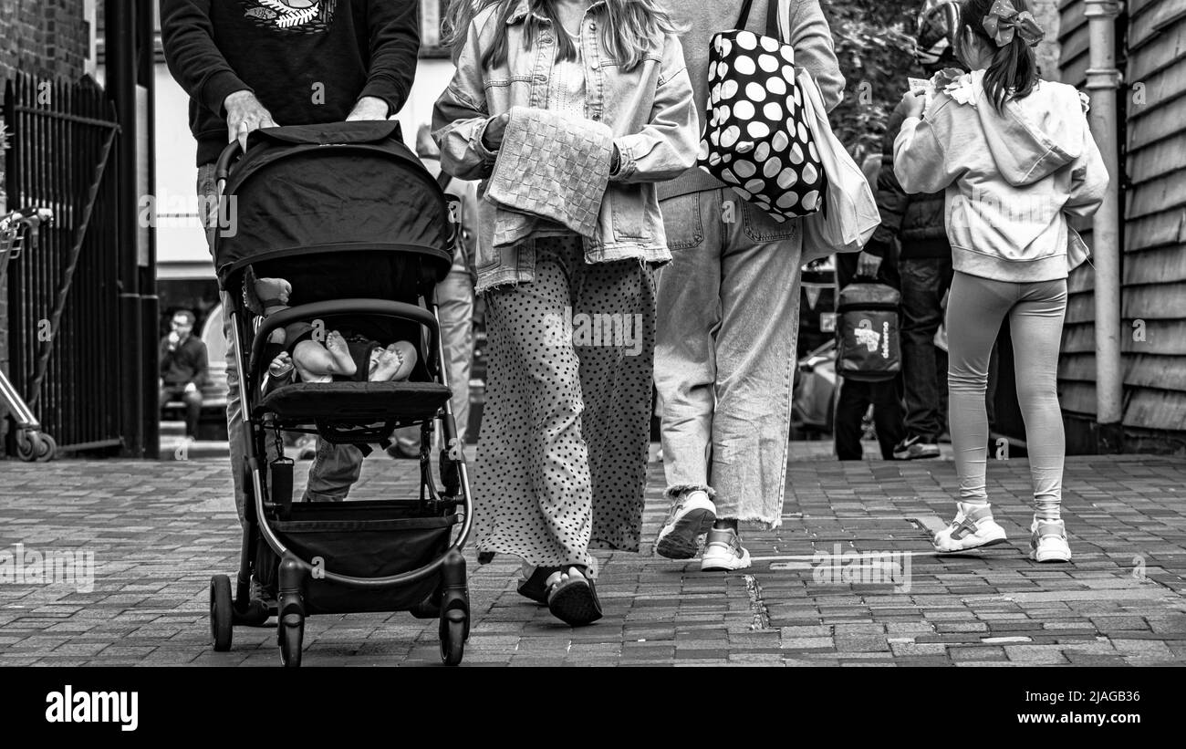 Epsom Surrey, London, Großbritannien, Mai 28 2022, kleine Gruppe von Menschen, die entlang der High Street spazieren Stockfoto