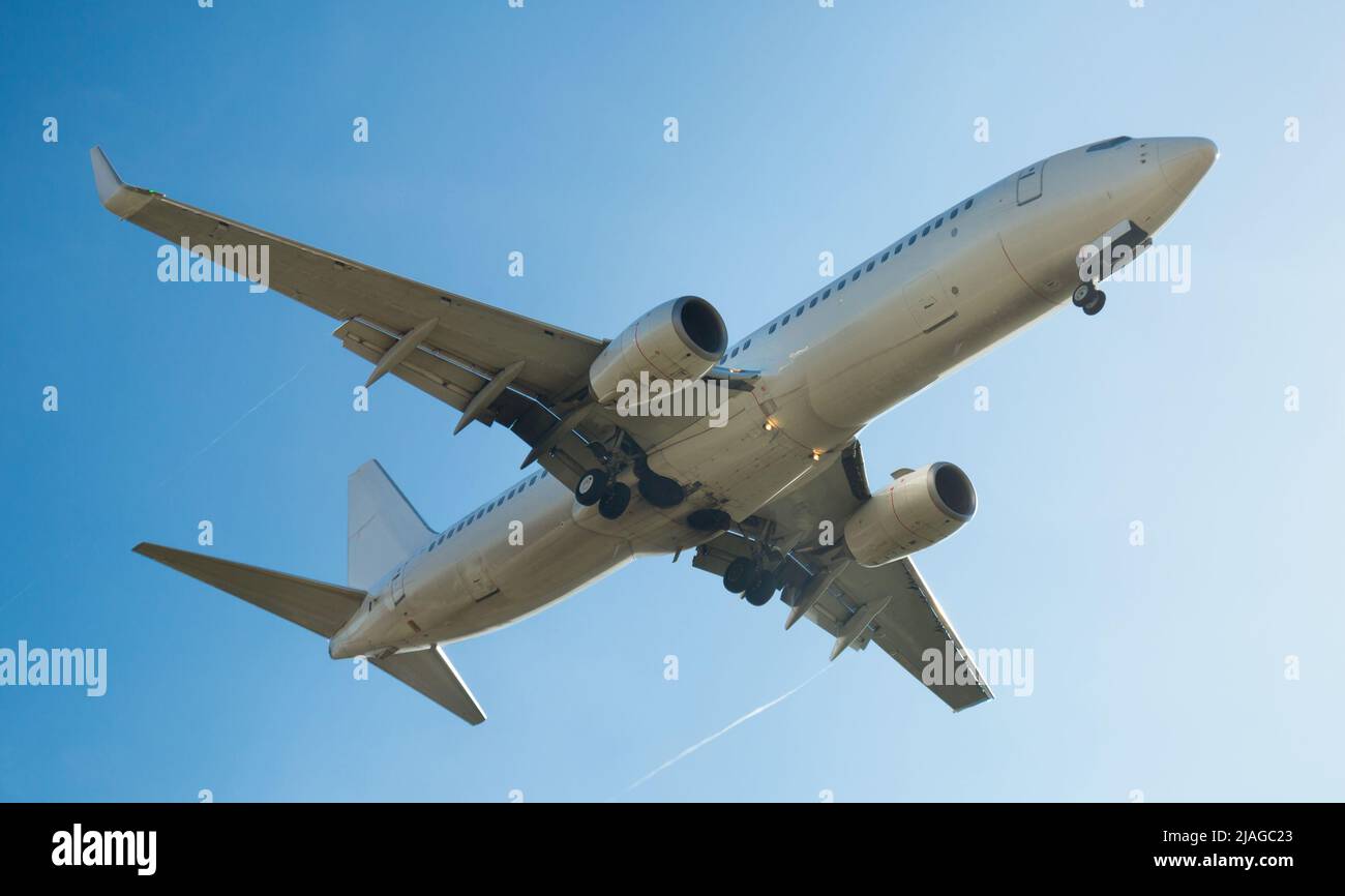 Passagierflugzeug, das am Nachmittag abfliegt Stockfoto