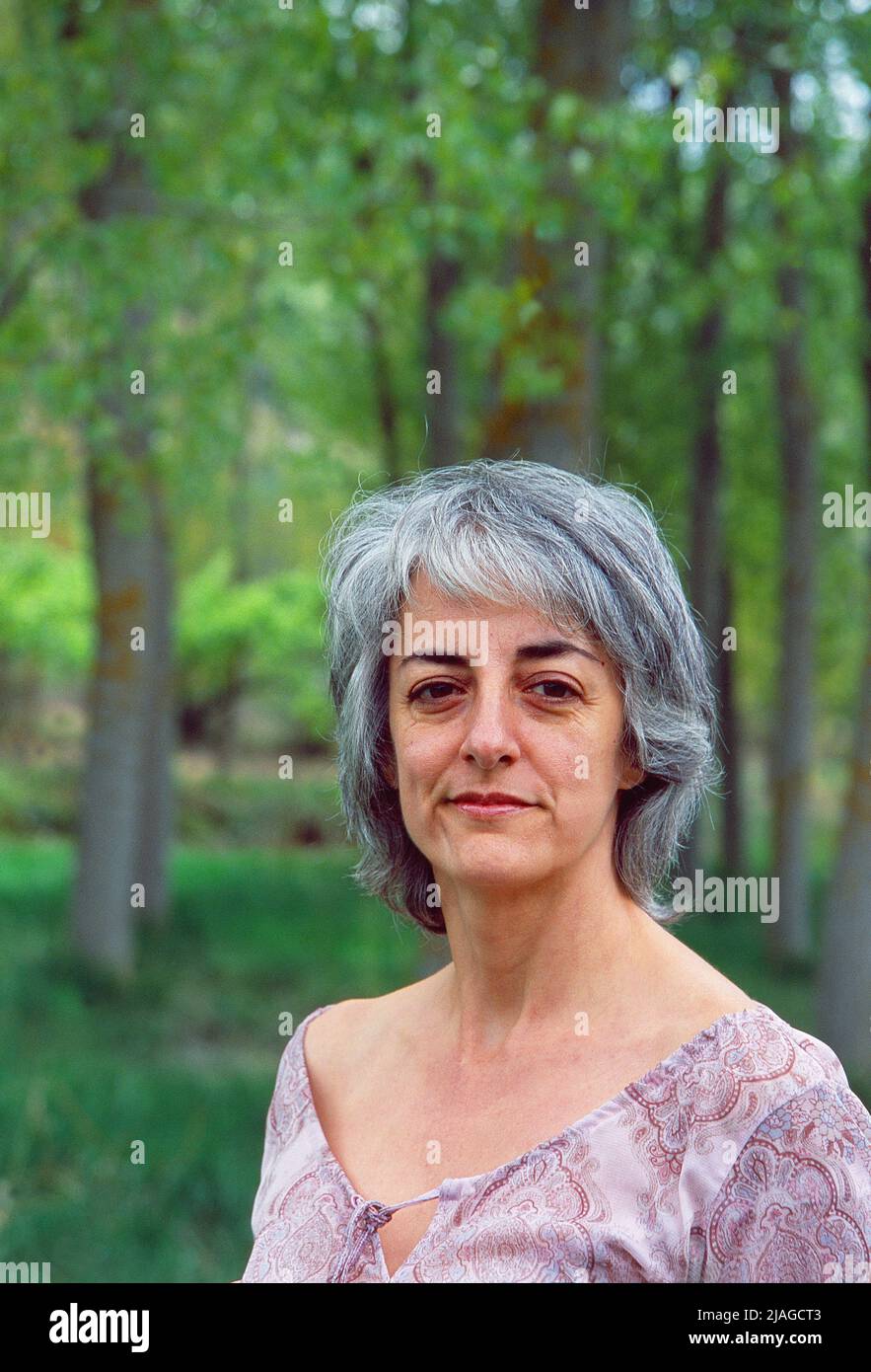 Portrait von reife Frau im Wald. Stockfoto