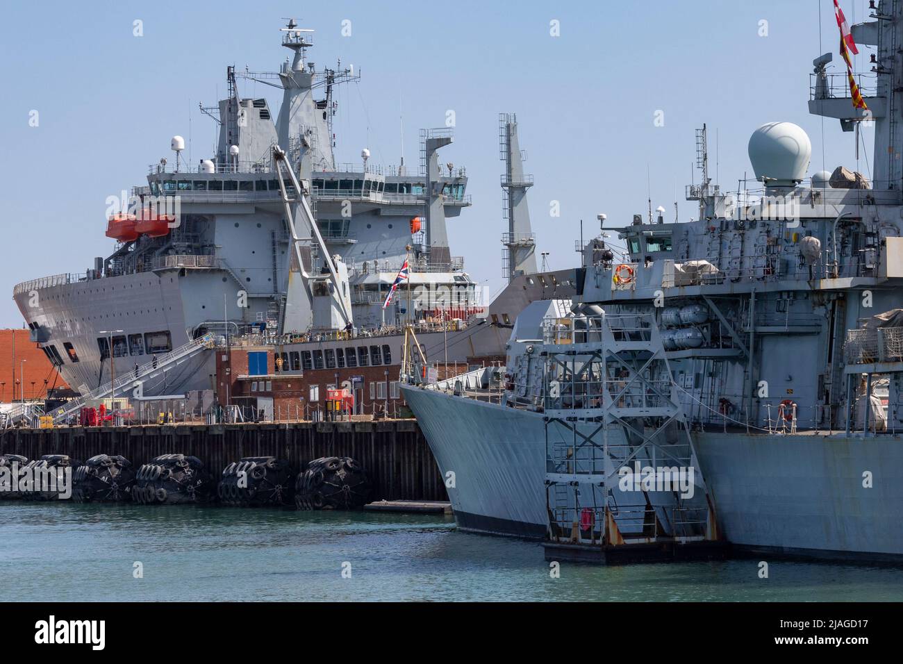 Britische Kriegsschiffe in den Schiffswerften im Hafen von Portsmouth an der Südküste Englands. Stockfoto