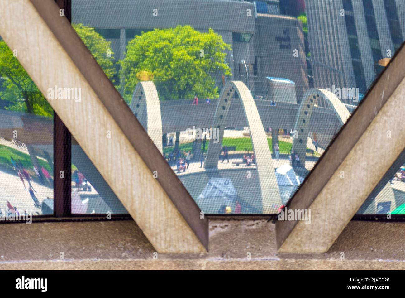 Spiegelung der Freiheitsarchen in einem Glas des Neuen Rathauses. Beide Sehenswürdigkeiten befinden sich auf dem Nathan Phillips Square. Stockfoto