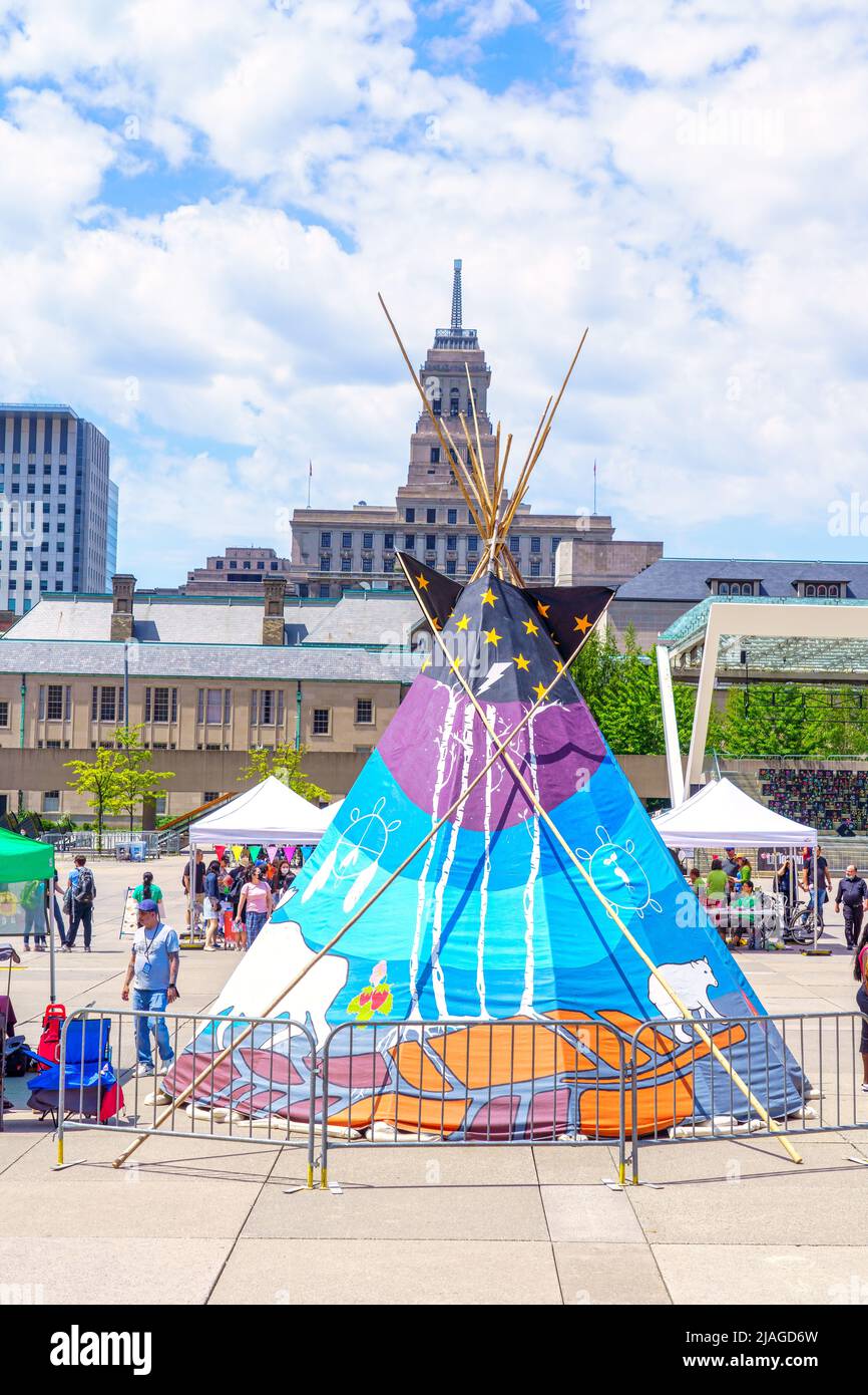 Auf dem Nathan Phillips Square findet während des Open Doors Festivals ein traditionelles Zelt der kanadischen First Nations statt. Stockfoto