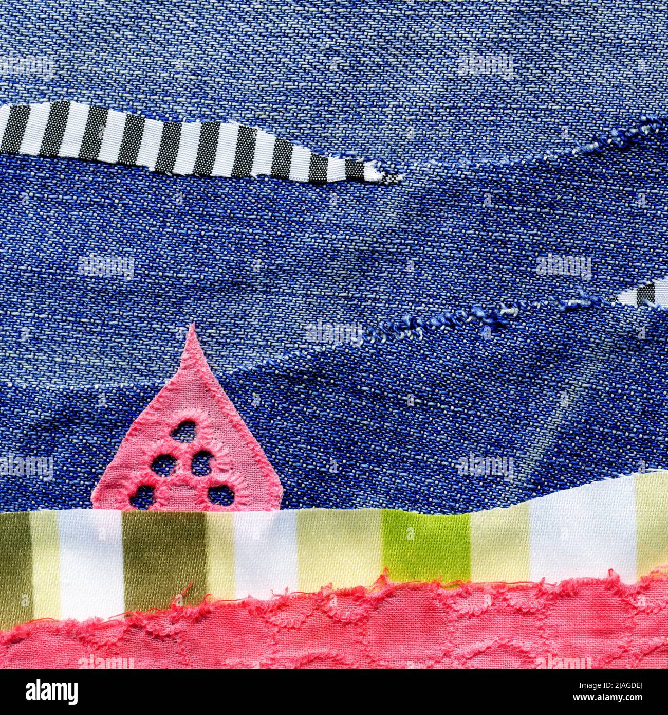 Abbildung mit Stoffkunstapplikation. Patchwork Waldlandschaft mit Bäumen, Hügeln und Himmel. Original Grafik-Illustration mit Jeans gestreiften Stoffklappen. Dekorative Landschaft handgemachte recycelte Müllkunst Stockfoto