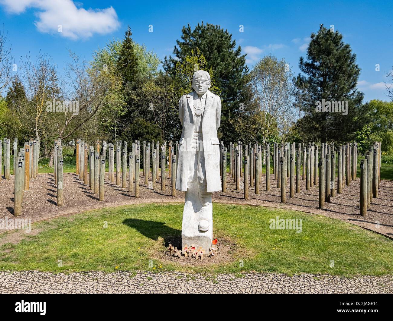 Das National Memorial Arboretum - Shot at Dawn Memorial. Während des Ersten Weltkriegs wurden etwa 306 britische und Commonwealth-Soldaten wegen Desertio angeschossen Stockfoto Das National Memorial Arboretum - Shot at Dawn Memorial. Während des Ersten Weltkriegs wurden etwa 306 britische und Commonwealth-Soldaten wegen Desertio angeschossen Stockfoto
