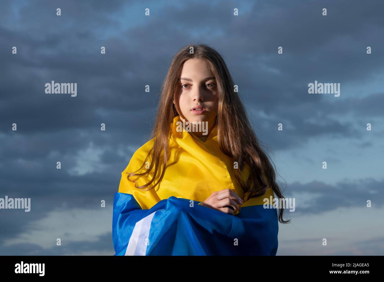 Patriotisches jugendliches ukrainisches Mädchen mit Nationalflagge der unabhängigen ukraine Stockfoto