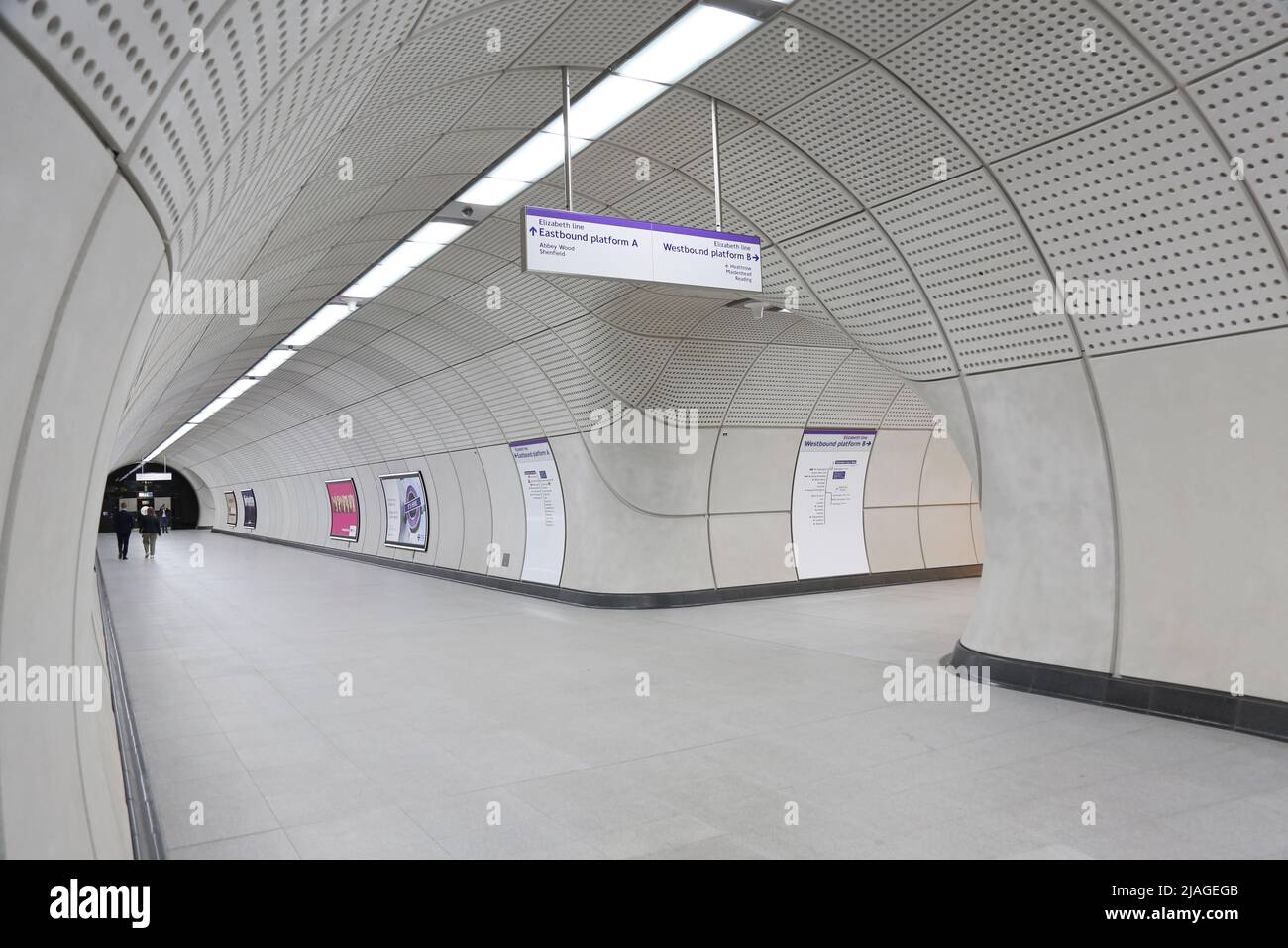 London, Großbritannien. Unterirdische Zugangstunnel an der neuen Station Tottenham Court Road Elizabeth Line (Crossrail) Stockfoto