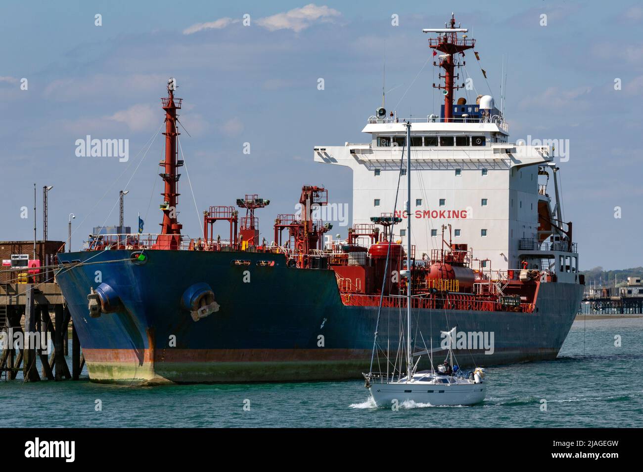 Schifffahrt - Flüssiggas-Frachtschiff, der im Hafen von Portmouth in Hampshire an der Südküste Englands festgemacht ist. Stockfoto