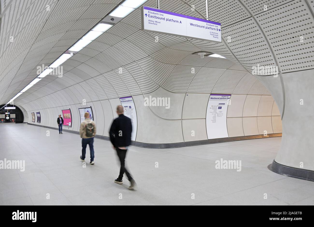London, Großbritannien. Unterirdische Zugangstunnel an der neuen Station Tottenham Court Road Elizabeth Line (Crossrail) Stockfoto