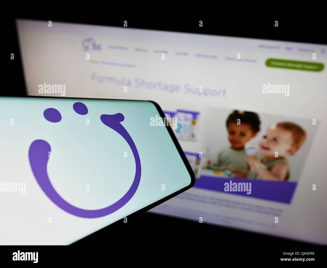 Smartphone mit Logo des Kinderernährungsunternehmens Bubs Australia Limited auf dem Bildschirm vor der Website. Konzentrieren Sie sich auf die Mitte rechts des Telefondisplays. Stockfoto