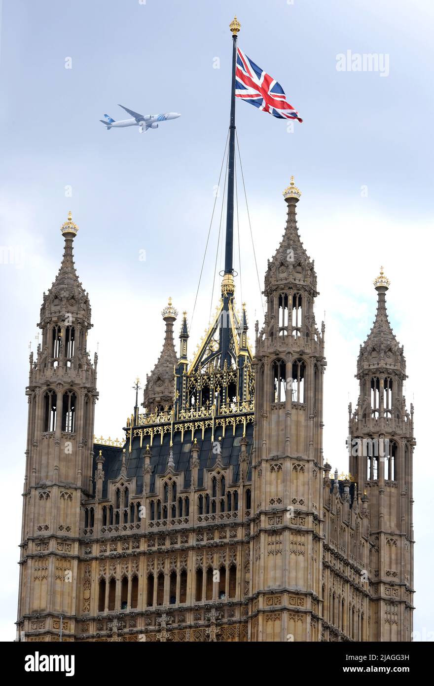 London, Großbritannien. 28.. Mai 2022. In London fliegt ein Flugzeug mit der britischen Flagge über das Parlament. Anlässlich des Platin-Jubiläums der Königin, das den 70.. Jahrestag ihrer Thronbesteigung markiert, findet vom 2. Bis 5. Juni ein spezielles erweitertes Platin-Jubiläumswochenende statt. Quelle: Waltraud Grubitzsch/dpa/Alamy Live News Stockfoto