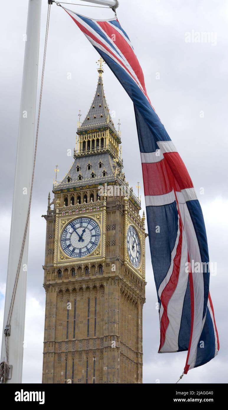 London, Großbritannien. 28.. Mai 2022. Die britische Flagge fliegt vor dem Big Ben. Anlässlich des Platin-Jubiläums der Königin, dem 70.. Jahrestag ihrer Thronbesteigung, findet vom 2. Bis 5. Juni ein spezielles erweitertes Platin-Jubiläumswochenende statt. Quelle: Waltraud Grubitzsch/dpa/Alamy Live News Stockfoto