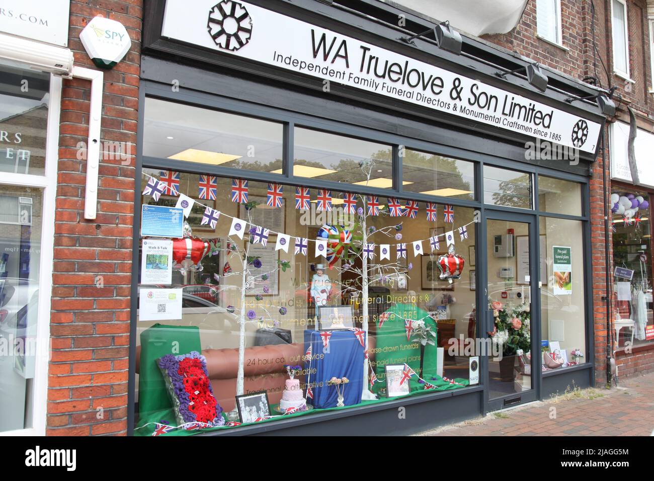 WA Truelove Funeral Directors Shop mit Queen's 70. Jubilee dekoriert Schaufenster, Craddock's Parade, Ashtead, Surrey, UK, 2022 Stockfoto