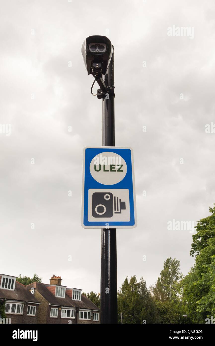 Nahaufnahme der TFL Ultra-Low Emission Zone Kamera und Beschilderung, die den Beginn der Ladezone in Barnes, Südwestlondon, England, Großbritannien, kennzeichnen Stockfoto