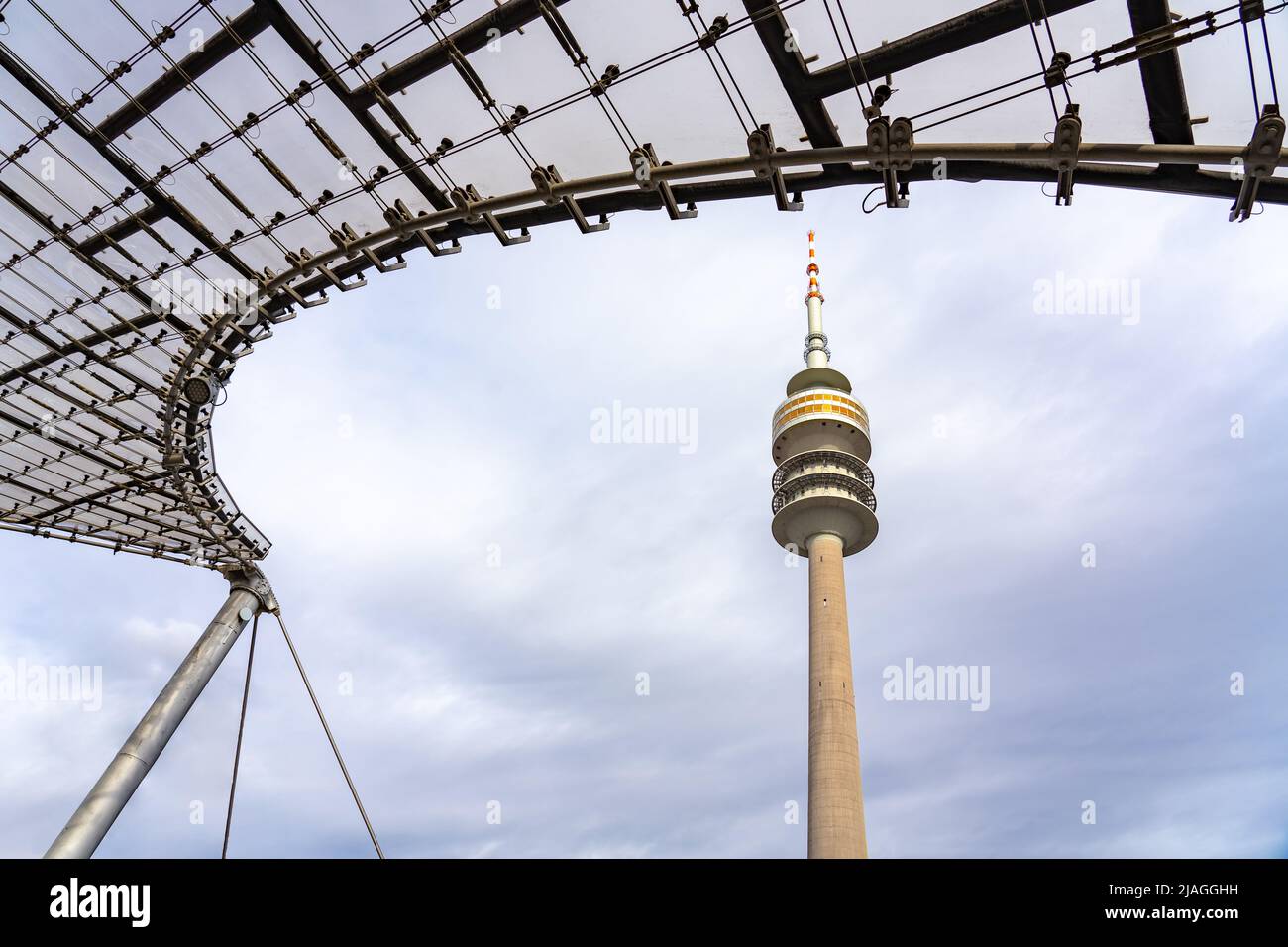Hoher Turm des olympiaparks in München mit Rahmen der Pop-Art-Architektur Stockfoto