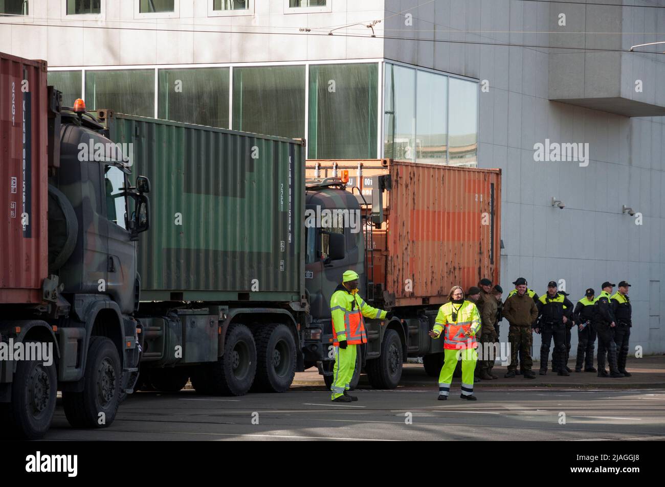 02-19-2020 Den Haag, Niederlande. Landwirte protestieren gegen neue Maßnahmen zur Senkung der Stickstoffemissionen. Von überall auf dem Land fuhren Bauern nach Den Haag, einige mit einem Traktor.Straßen wurden mit Armeelasten blockiert, um sie aus der Innenstadt zu halten.einige Demonstranten marschierten zum Landwirtschaftsministerium, wurden aber von der Polizei gestoppt. Stockfoto