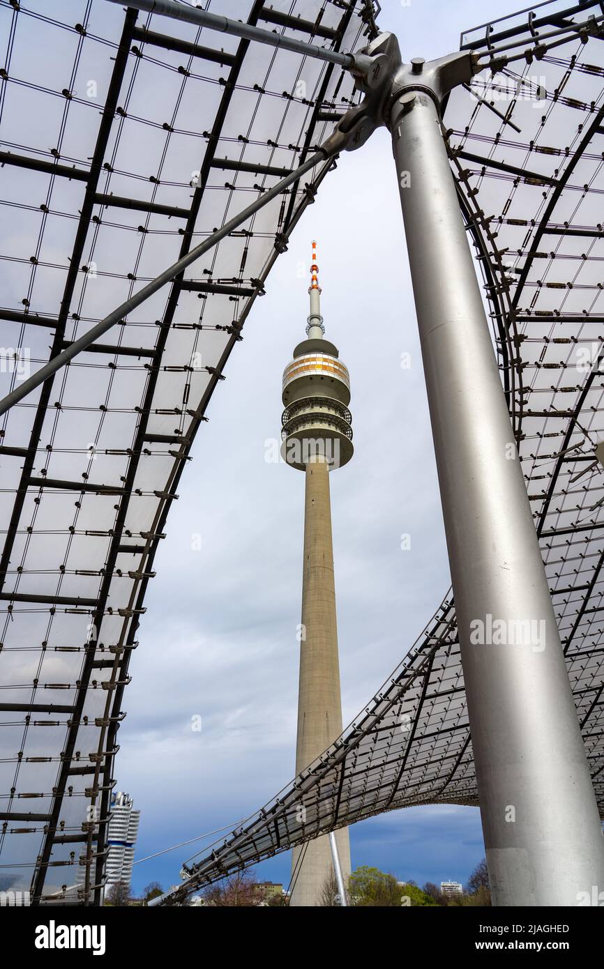 Hoher Turm des olympiaparks in München mit Rahmen der Pop-Art-Architektur Stockfoto
