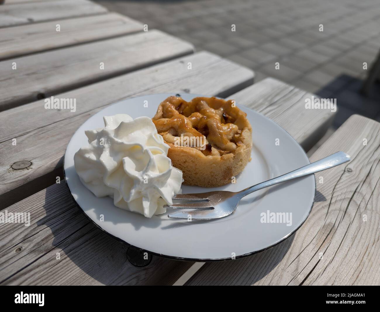 apfelkuchen mit Schlagsahne Stockfoto