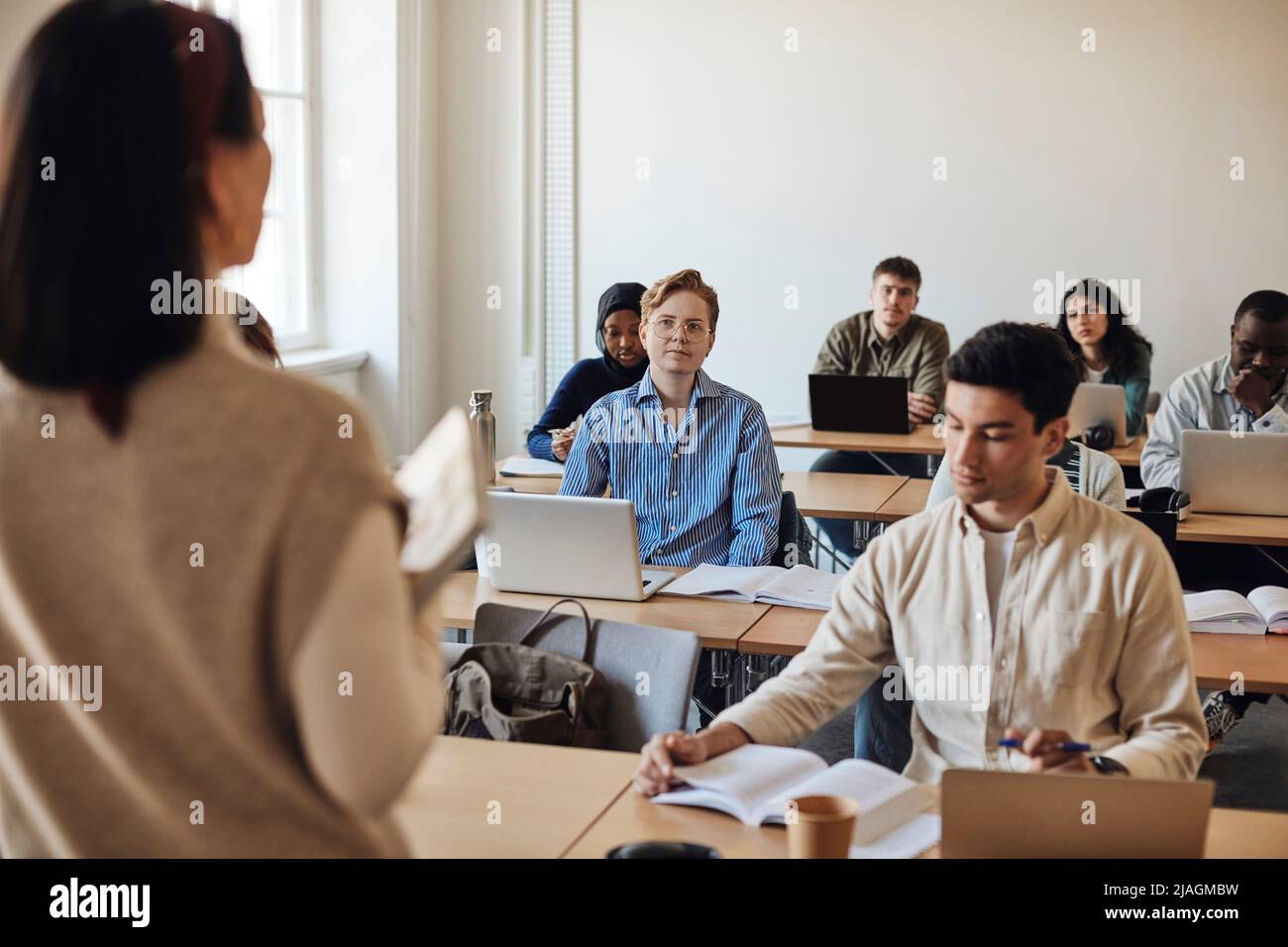 Multirassische Studenten, die Vorlesungen im Klassenzimmer der Universität besuchen Stockfoto
