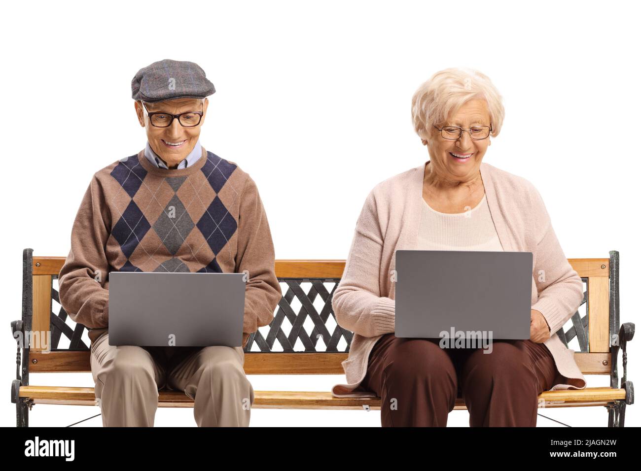 Ältere Männer und Frauen, die auf einer Bank sitzen und Laptops auf weißem Hintergrund verwenden Stockfoto