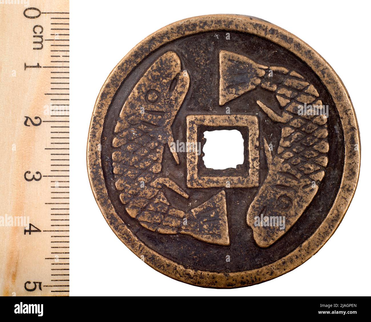 Die älteste chinesische Kupfermünze mit einem Loch. Isoliert auf Weiß Stockfoto